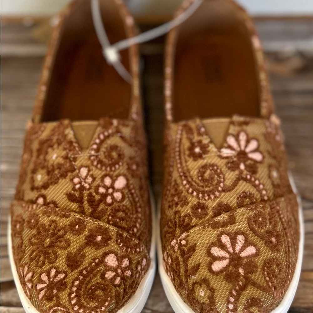 Toms Alpargata Flats, Golden Honey Floral, Youth Size 2, BNWT no box